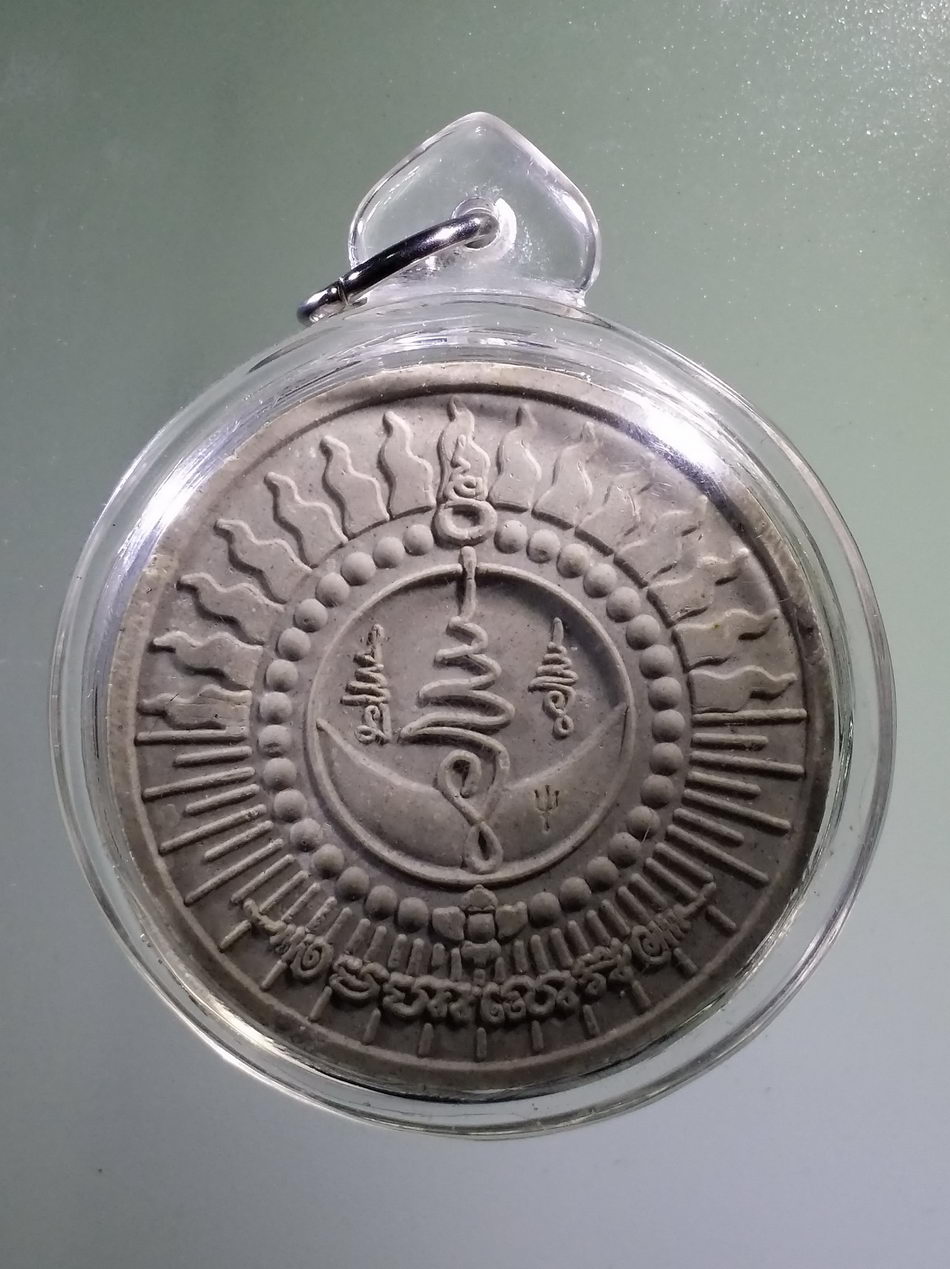 รหัสสินค้า จตุคามรามเทพ 833 พระเทวราชโพธิสัตว์จตุคามรามเทพ เนื้อว่านขาว ไม่ทราบรุ่น เลี่ยมพลาสติกพร้อมใช้ มาแต่เดิม เลี่ยมแบบงานมือ อย่างหนา ใช้งานได้อีกนานครับ มีรอยขอบกระเทาะ พิกัดตำแหน่ง 5 นาฬิกา พิจารณาก่อนเช่าบูชานะครับ