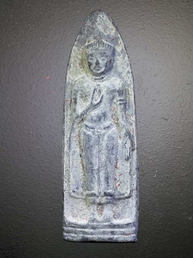 รหัสสินค้า พระมีกล่อง 384 พระร่วงหลังรางปืน เนื้อชินตะกั่ว วัดพระศรีรัตนมหาธาตุ จังหวัดสุโขทัย สร้างปี 2547 พระรายการนี้ให้เช่าบูชาแล้ว