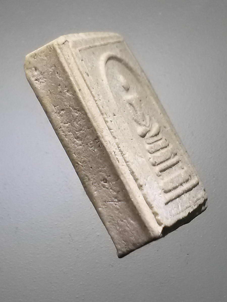 รหัสสินค้า พระสมเด็จวัดต่างๆ 988 พระสมเด็จพิมพ์คะแนน ฝังแร่มวลสาร และเพชรหน้าทั่ง ด้านหลังมีคำอักษรว่า ไทยรุ่ง และยันต์นะเฉลียวเพชร ไม่ทราบที่