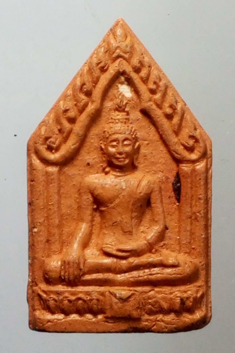 รหัสสินค้า พระไม่ทราบที่ 140 เนื้อดินเผา พระเจ้าเหนือเคราะห์ อ.บ้านโฮ่ง ด้านหลังมีปั้มตรายาง ไม่ทราบที่