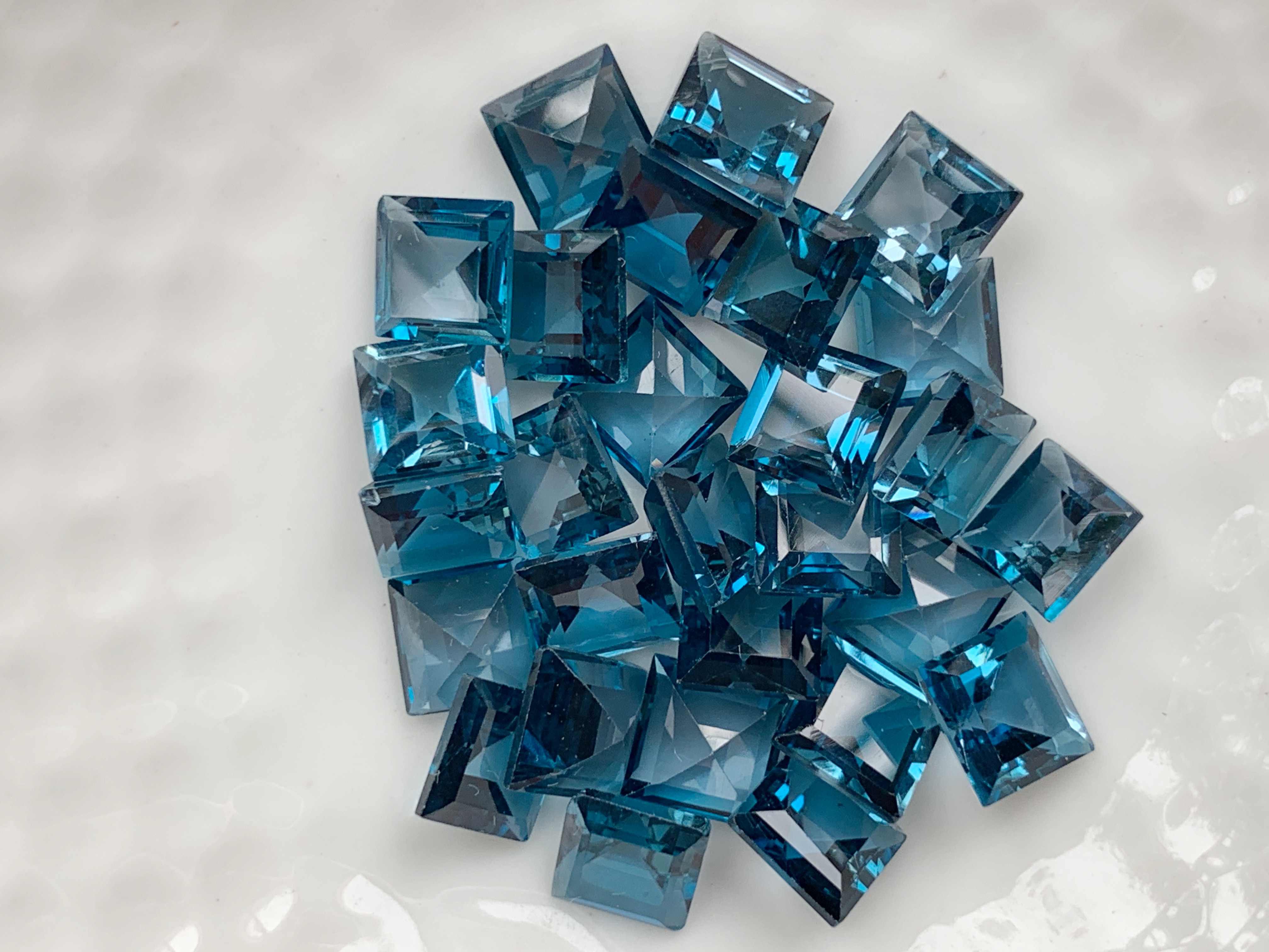 ลอนดอนบลูโทปาสสี่เหลี่ยม 6 มม. 5 กะรัต