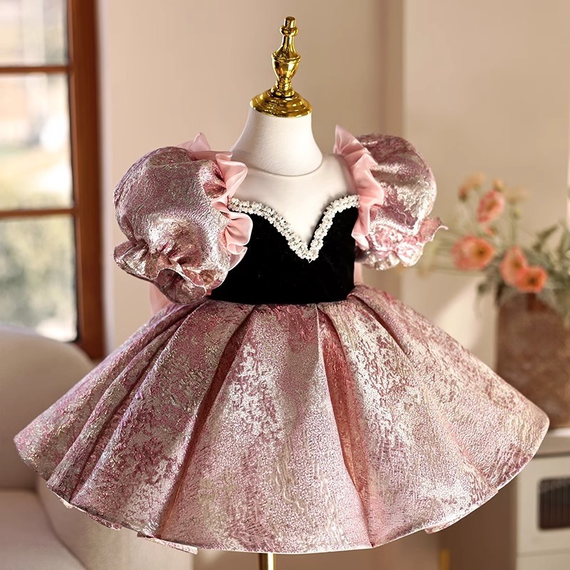 Gd4501- พร้อมส่งจากไทย ชุดออกงานเด็กหญิงสีชมพู ผ้าสวยสุดหรู มีซับในละมุนผิว (ไม่มีคาดผมแถมหรือขายนะคะ) โบว์แยกจากชุดได้ ตกแต่งสวยหรูหราทั้่งชุด ชุดราตรีเด็กทรงสั้น มีแขนตุ๊กตาน่ารัก