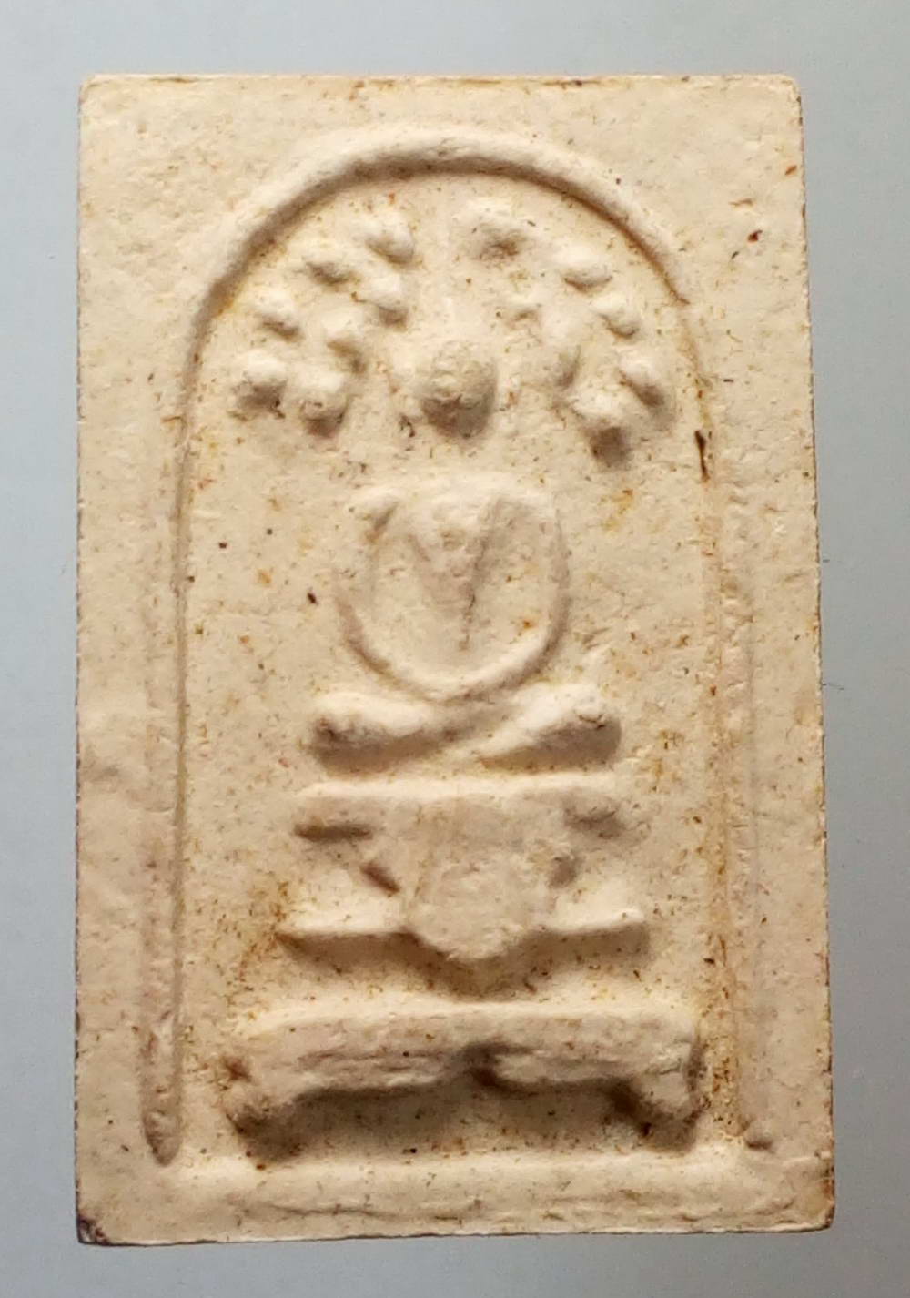 รหัสสินค้า พระไม่ทราบที่ 124 พระสมเด็จปรกโพธิ์ ฐานผ้าทิพย์ ปั๊มตรายาง ด้านหลังมีชื่อย่อวัด ว.ป.ม.ไม่ทราบที่