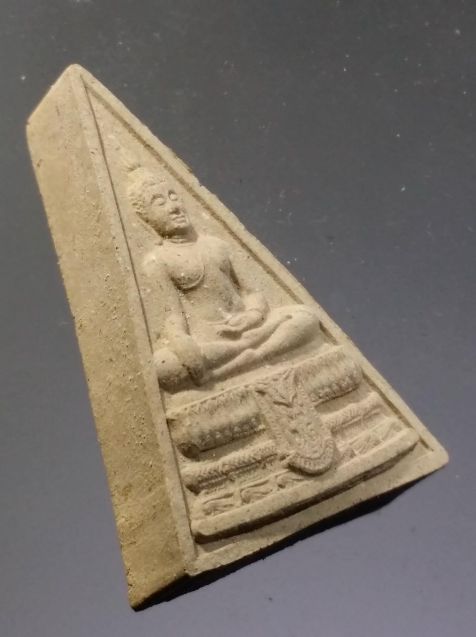 รหัสสินค้า พระมีกล่อง 3688 พระนางพญาเนื้อผง รุ่นฉลอง 100 ปี วัดหนองน้ำส้ม อำเภออุทัย จังหวัดพระนครศรีอยุธยา สร้างปี 2553