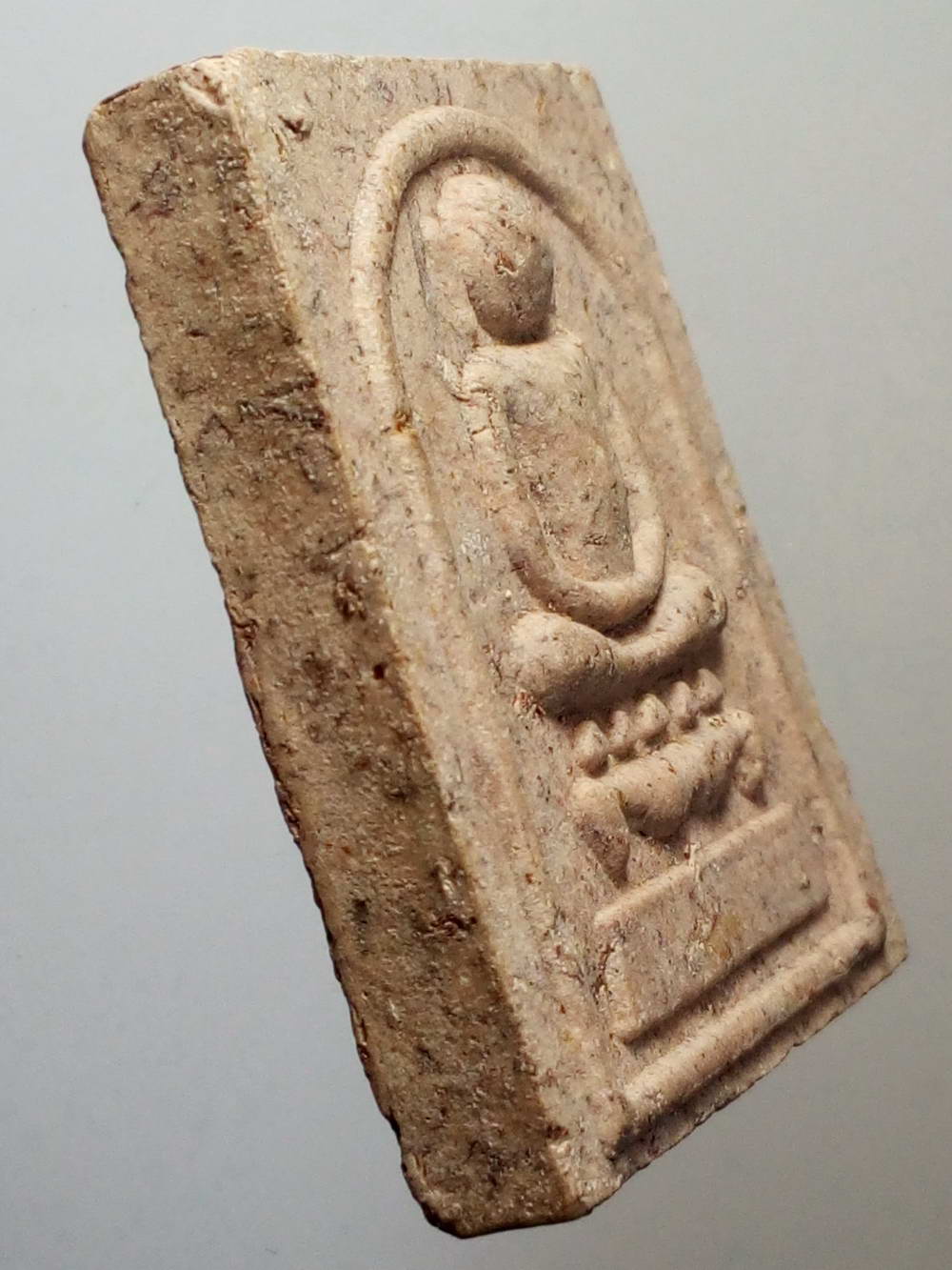 รหัสสินค้า พระสมเด็จ วัดต่างๆ 479 พระสมเด็จเนื้อผงพิมพ์ไกเซอร์ หลวงเตี่ยสุรเสียง วัดป่าเลิงจาน สร้างปี 2553 ที่ระลึกในงานครบรอบอายุ 70 ปี