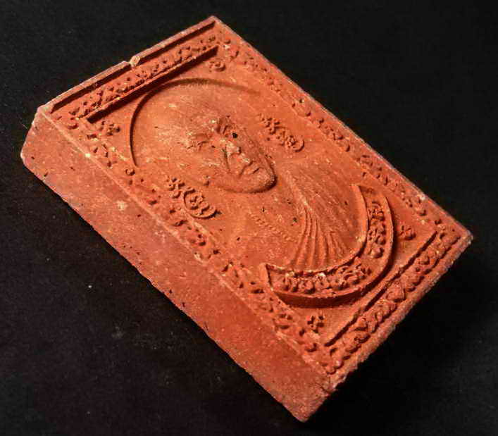 รหัสสินค้า พระเนื้อดิน เนื้อผง เนื้อว่าน 498 พระผงว่านแดงรูปเหมือนพ่อปู่นริศ นรินโท ลานนธรรมบารมีเเสงธรรมหนอ จังหวัดพังงา