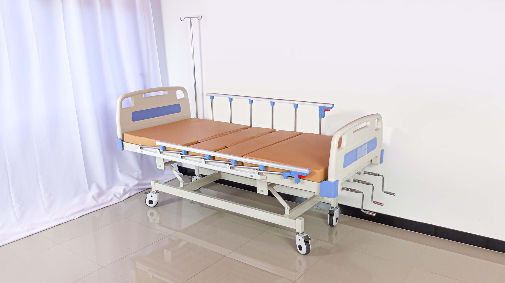 เตียงผู้ป่วย 3 ไกร์ รุ่น PS13A มือหมุน หัว-ท้าย ABS ราวสไลท์ พื้นเหล็กแนวขวาง + ที่นอน 4 ตอน + เสาน้ำเกลือ รับประกัน 1 ปี