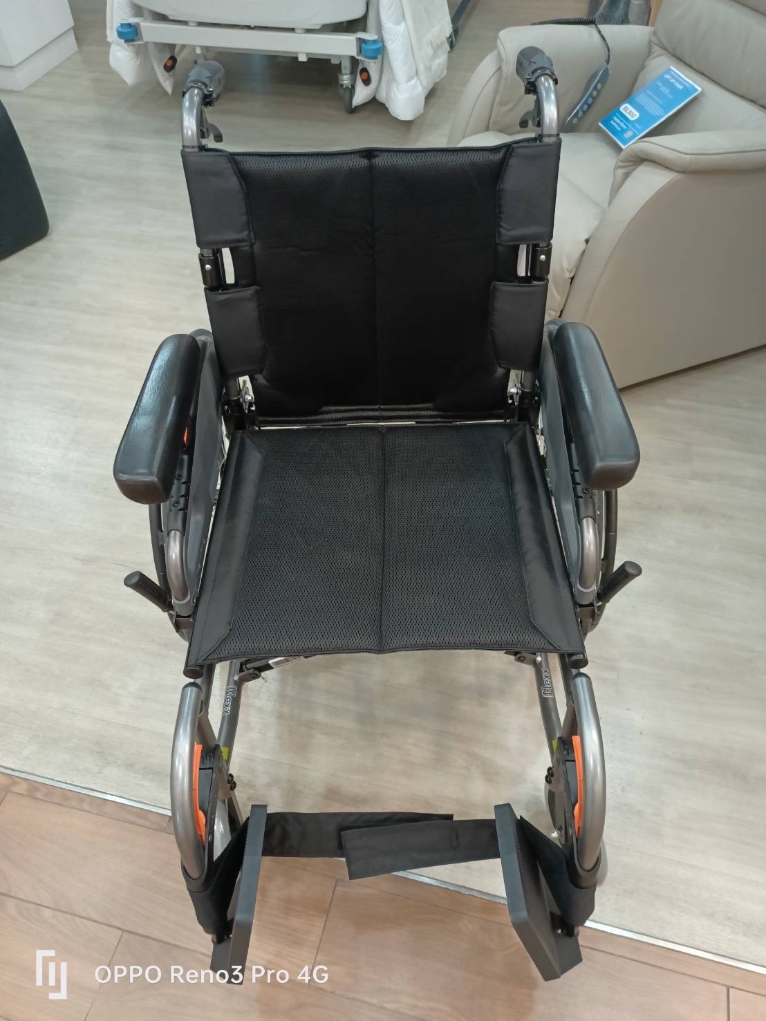 รถเข็นอลูมินัมอัลลอยด์คาร์ม่า KARMA รุ่น FLEXX (KM-8522) เบาะกว้างพิเศษ 20 นิ้ว รองรับน้ำหนักสูงสุด 130 กิโลกรัม เหมาะสำหรับ คนมีรูปร่างใหญ่, คนที่มีน้ำหนักมาก, คนไซร์ฝรั่ง, สูง ใหญ่ ของแท้ รับประกันศูนย์ไทย 5 ปี