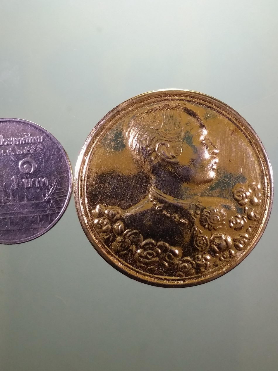 รหัสสินค้า พระมหากษัตริย์ และบุคคลสำคัญ 384 เหรียญกะไหล่ทอง รัชกาลที่ 5 หลัง พระพุทธชินราช วัดพระศรีรัตนมหาธาตุ จ.พิษณุโลก ไม่ทราบปีที่สร้าง ขนาดเทียบกับเหรียญบาท