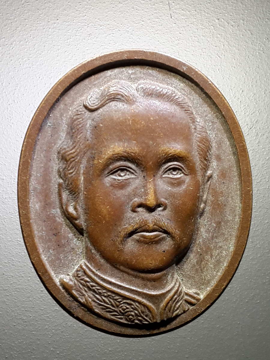 รหัสสินค้า พระมหากษัตริย์ และบุคคลสำคัญ 229 เหรียญรัชกาลที่ 5 หลังพระเกี้ยว วัดสัมพันธวงศ์ สร้างปี 2546 พระรายการนี้ให้เช่าบูชาแล้ว