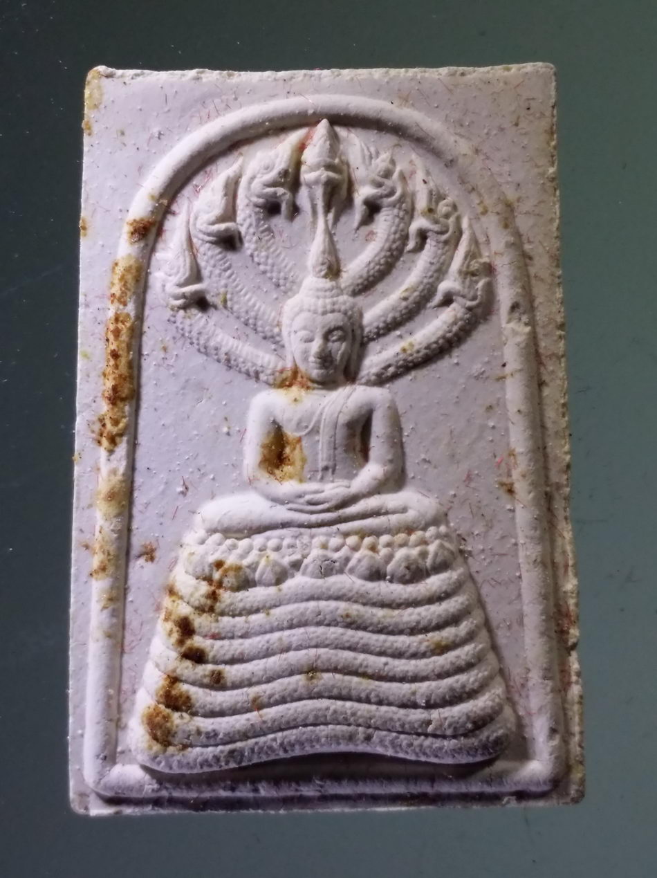รหัสสินค้า พระมีกล่อง 3190 พระสมเด็จนาคปรก พระประจำวันเสาร์ รุ่นแจกทาน หลวงพ่อมี วัดมารวิชัย อำเภอเสนา จังหวัดอยุธยา สร้างปี 2540 พระสวยกล่องเดิม กล่องมีรอยแตกนะครับ พิจารณาก่อนเช่าบูชาด้วยครับ