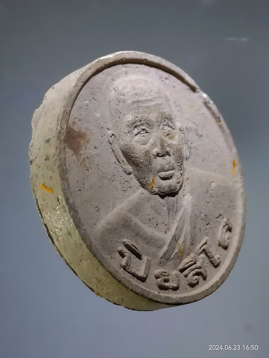 รหัสสินค้า พระเนื้อดิน เนื้อผง เนื้อว่าน 320 พระผงจันทร์ลอย หลวงปู่เจือ ปิยสีโล วัดกลางบางแก้ว จังหวัดนครปฐม หลังกงล้อธรรมจักร