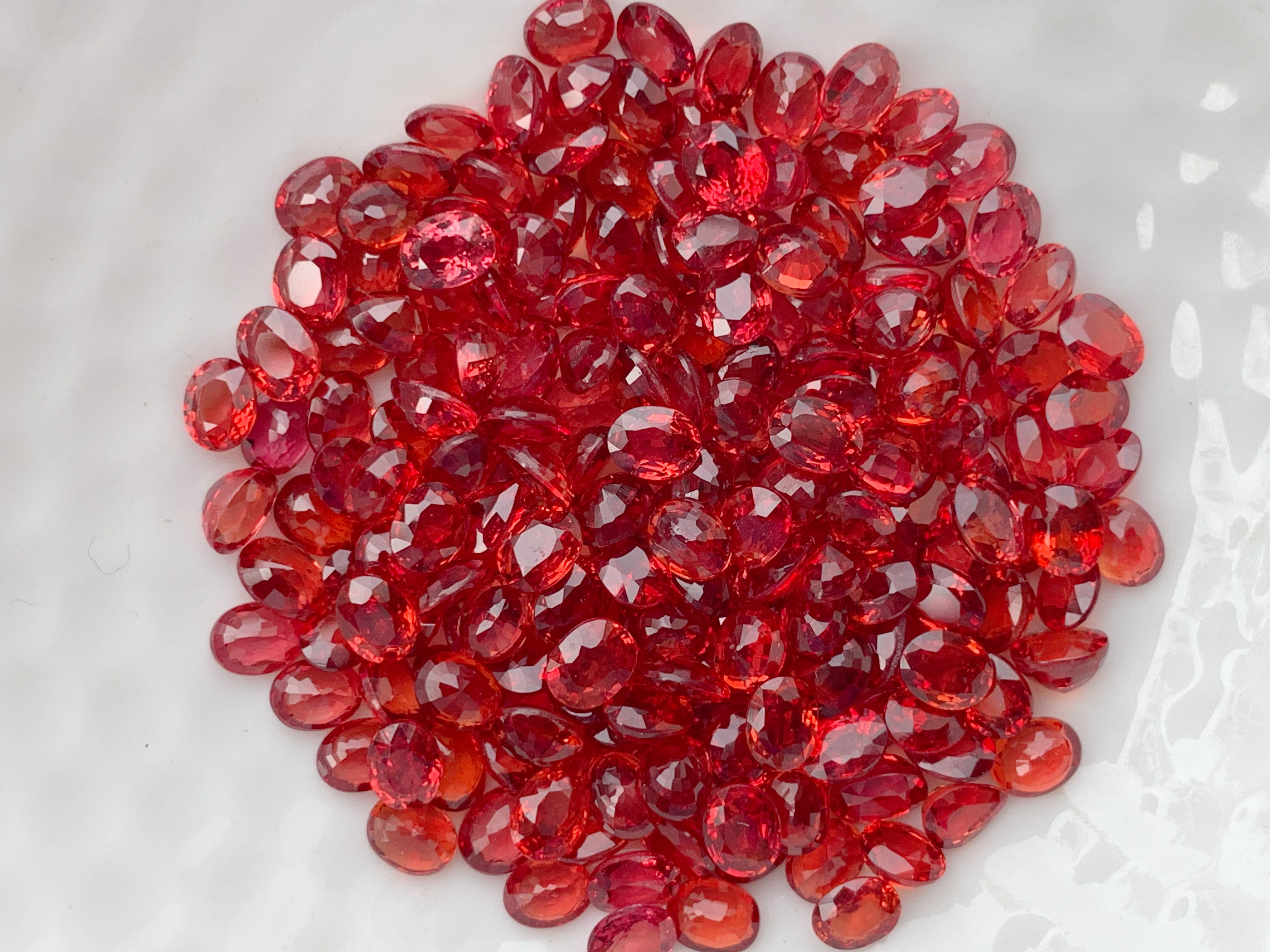 บุษราคัมแดงไข่ 4X3 mm. 1 กะรัต