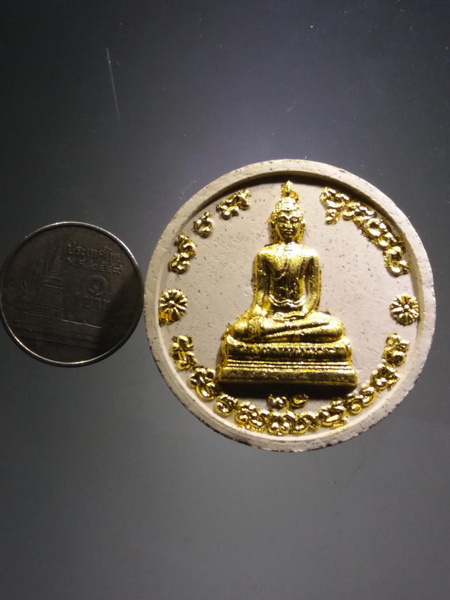 รหัสสินค้า พระมีกล่อง 3900 พระผงจันทร์ลอยปิดทองคำเปลว หลวงพ่อโบสถ์น้อย วัดอมรินทราราม เขตบางกอกน้อย กรุงเทพฯ รุ่น มหามงคล 80