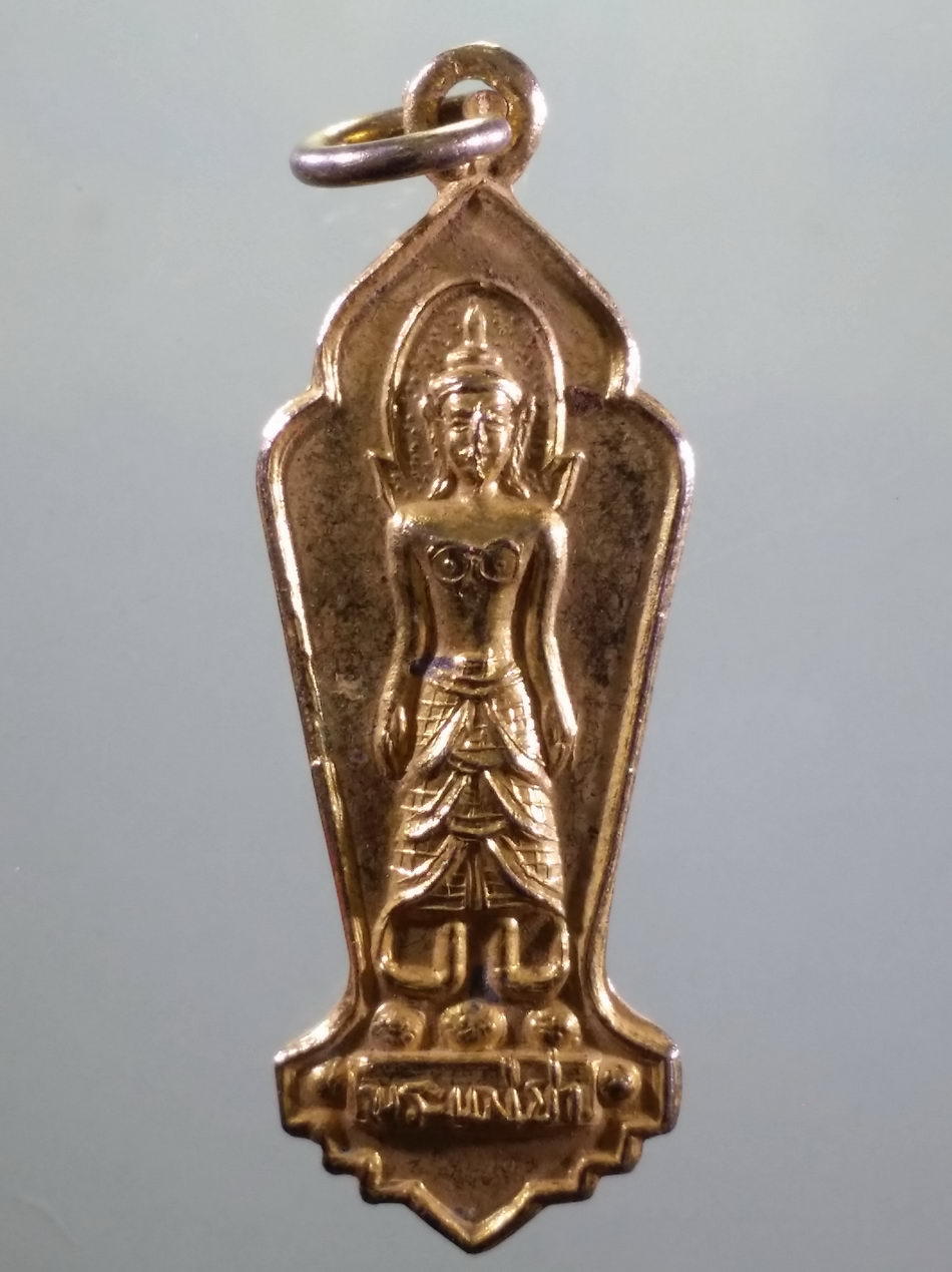 รหัสสินค้า เหรียญพระพุทธ 4170 เหรียญพระแม่ย่า หลังพ่อขุนรามคำแหงมหาราช รุ่นอุดมมงคล สร้างปี 2536 ขนาดเทียบกับเหรียญบาท