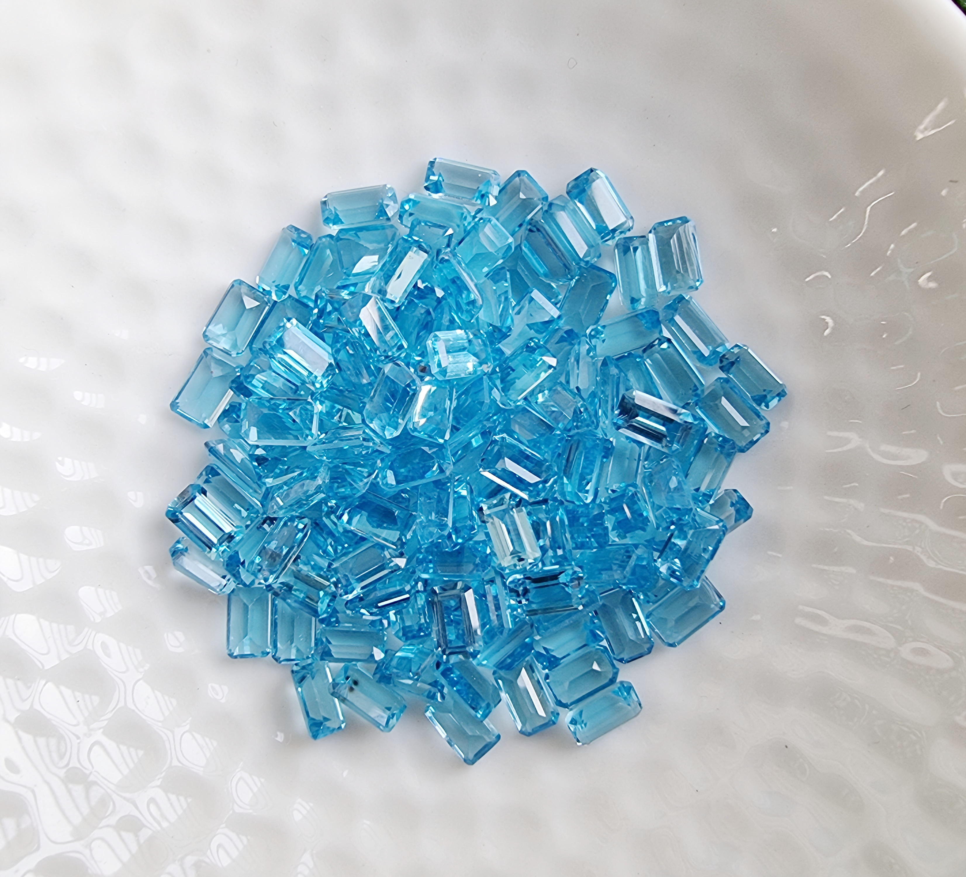 สวิสบลูโทปาสสี่เหลี่ยม 5x3mm. 5 กะรัต