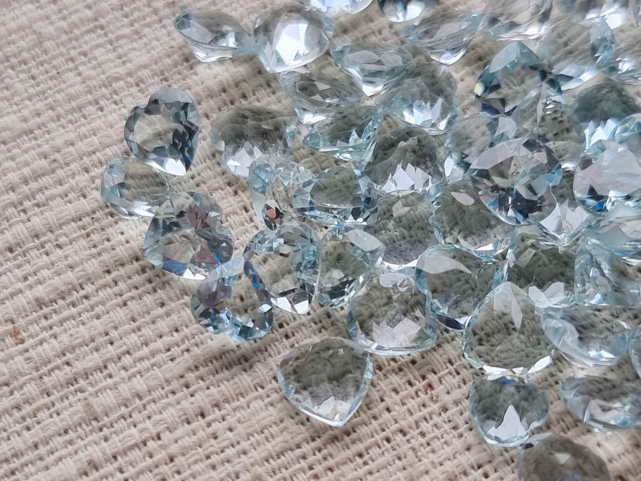 พลอยอความารีนหัวใจ 6 mm. 1 เม็ด