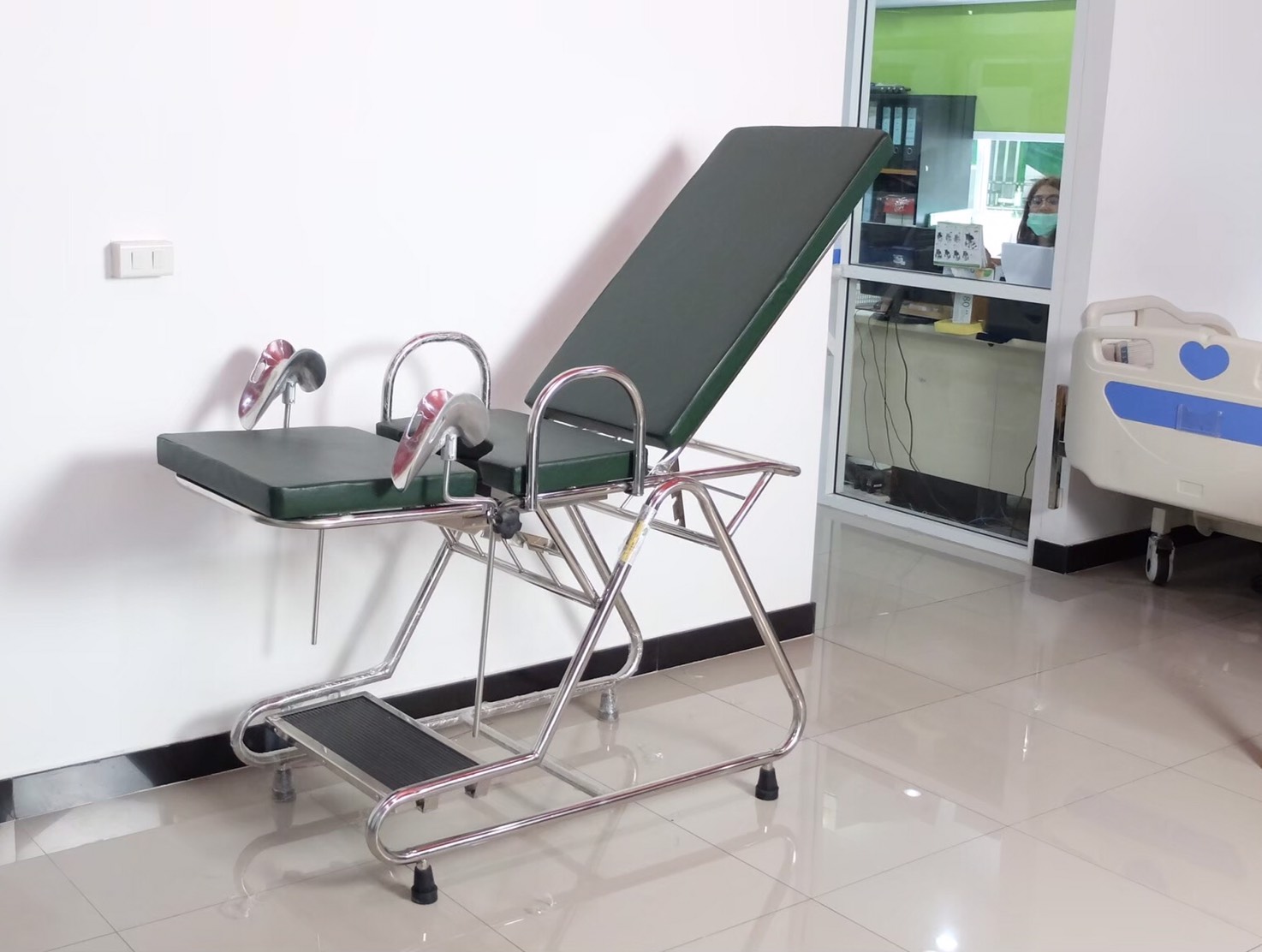 เตียงตรวจภายใน เตียงตรวจนารีเวช สแตนเลส ขาหยั่งอลูมิเนียม รหัส PP028