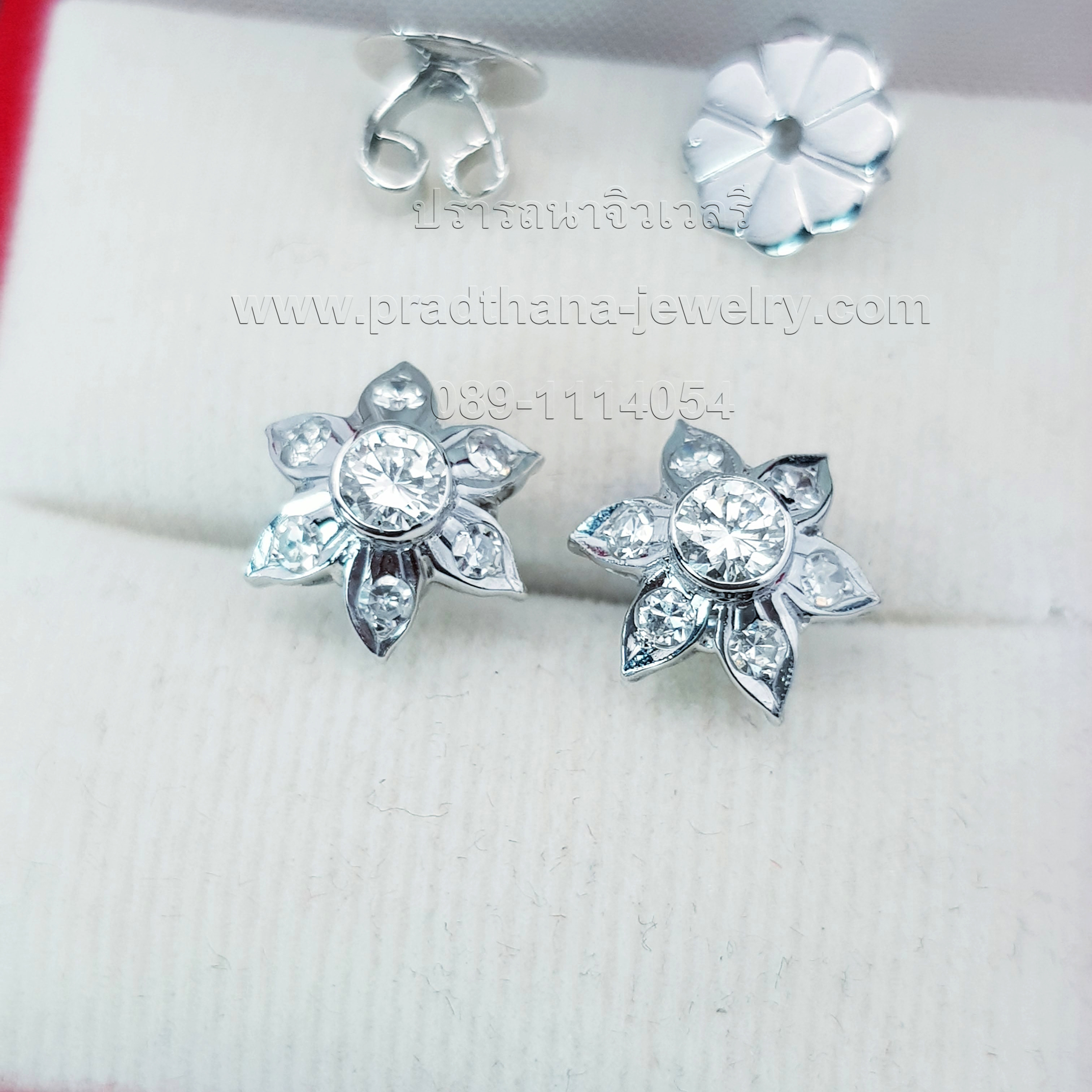 ต่างหูดอกไม้เพชร