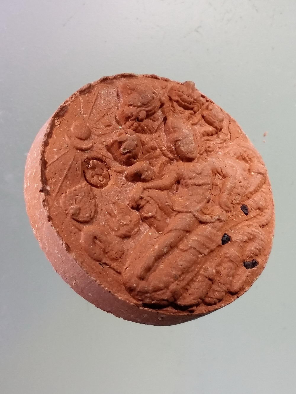 Antig Pim 251 พระเทวราชโพธิสัตว์จตุคามรามเทพ ปางเสวยสุข (วิมุตติสุข) - พระพิรุณ เทพแห่งสายฝน เนื้อว่านแดงฝังมวลสาร พิมพ์เล็ก ไม่ทราบรุ่น ไม่มีกล่องครับ