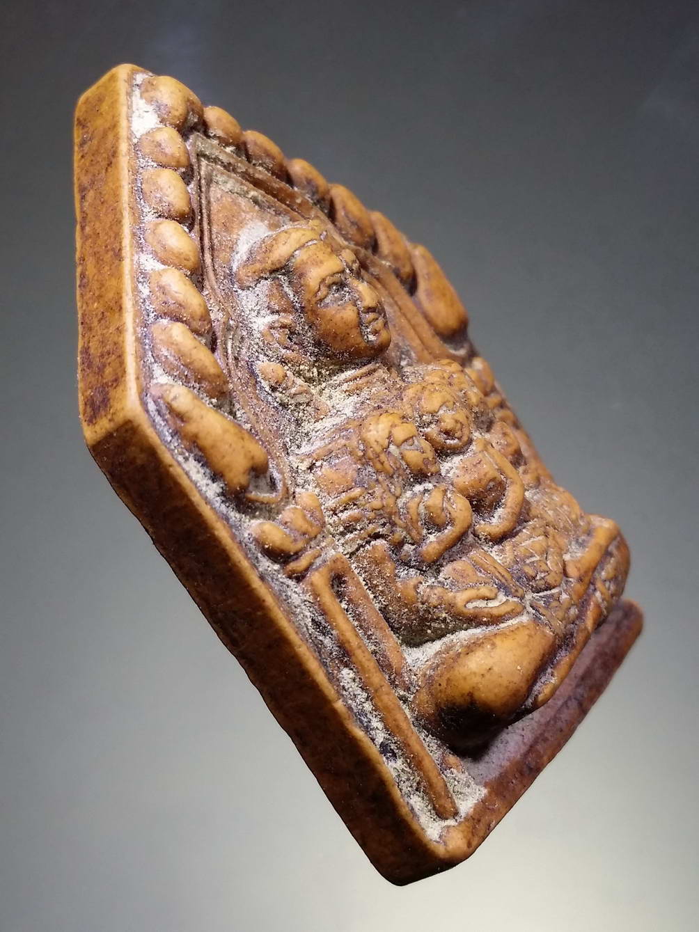 รหัสสินค้า พระไม่ทราบที่ 241 ขุนแผนเนื้อผง หลังกุมารเรียกทรัพย์ ไม่ทราบที่ พระรายการนี้ให้เช่าบูชาแล้ว