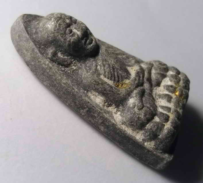 รหัสสินค้า หลวงปู่ทวด วัดต่างๆ 018 หลวงปู่ทวดเนื้อผงใบลาน วัดช้างให้ จังหวัดปัตตานี ไม่ทราบปีที่สร้าง เก่าครับมีอายุ ไขเริ่มขึ้นแล้ว พระรายการนี้ให้เช่าบูชาแล้ว