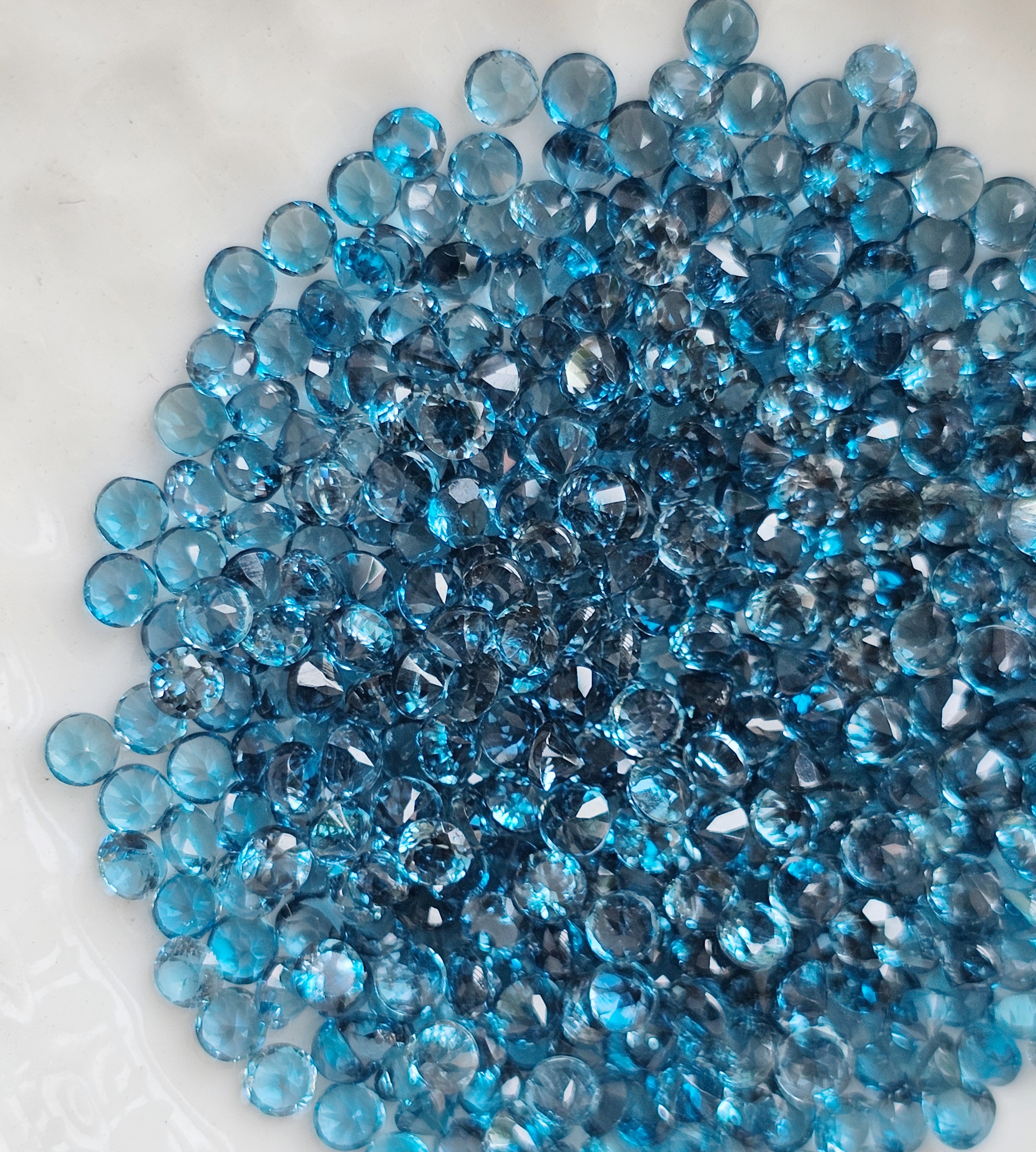 พลอยลอนดอนบลูโทปาสกลม 2.2 มม. 1 กะรัต