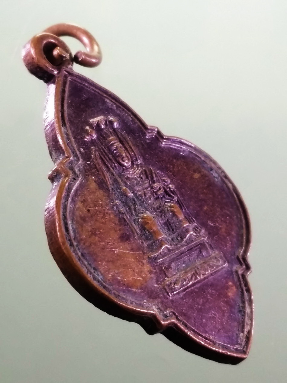 รหัสสินค้า เทพจีน - เทพฮินดู 130 เหรียญเจ้าแม่อิ่ม คลองแสมขาว หลังยันต์โป๊ยข่วย หยินหยาง ไม่ทราบปี เก่าครับ สภาพผิวหิ้ง ขนาดเทียบกับเหรียญบาท