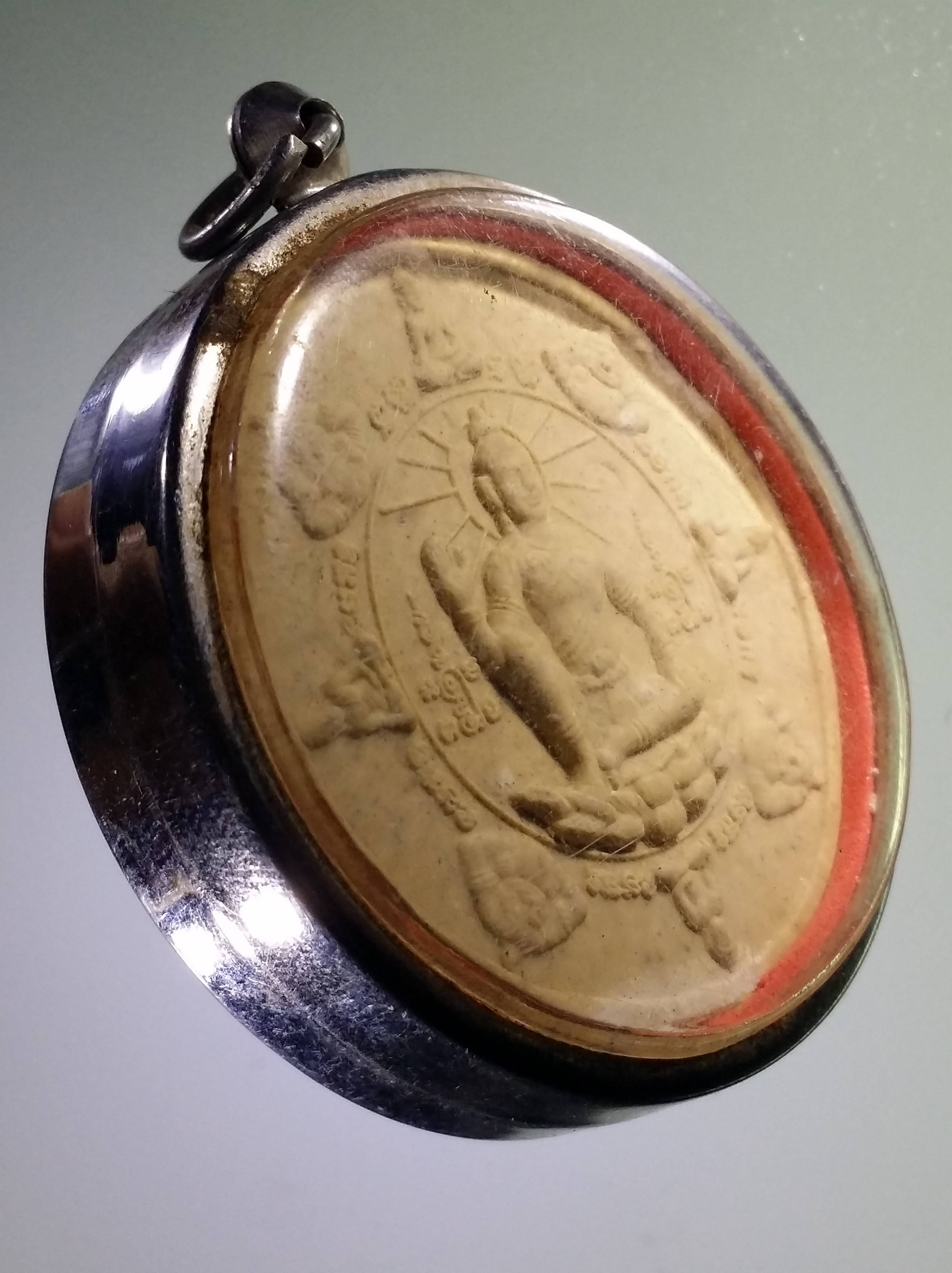 รหัสสินค้า จตุคามรามเทพ 421 พระเทวราชโพธิสัตว์จตุคามรามเทพ หลังพญาราหู ไม่ทราบรุ่น เนื้อว่านขาว มีตลับสแตนเลส พร้อมแขวนบูชาครับ