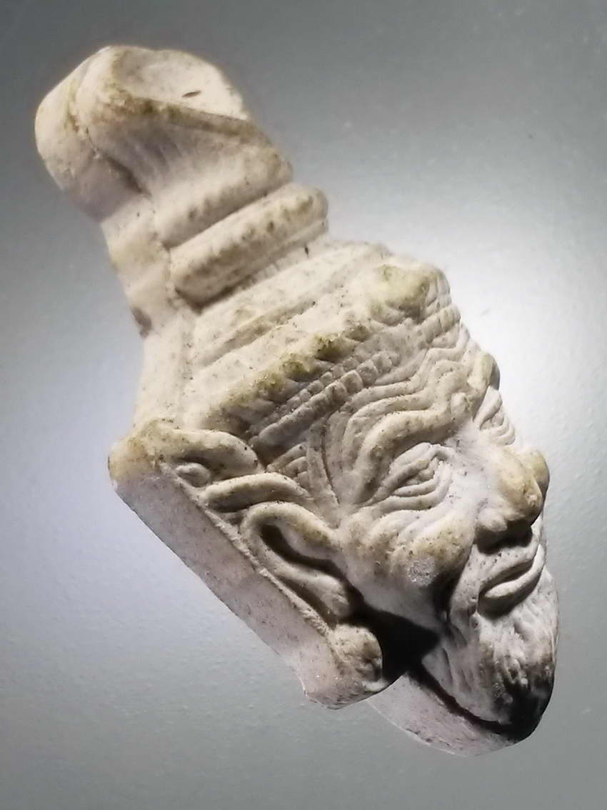 รหัสสินค้า พระไม่ทราบที่ 516 เศียรพ่อแก่ เนื้อผง หลังเรียบ ไม่ทราบสำนัก พระรายการนี้ให้เช่าบูชาแล้ว