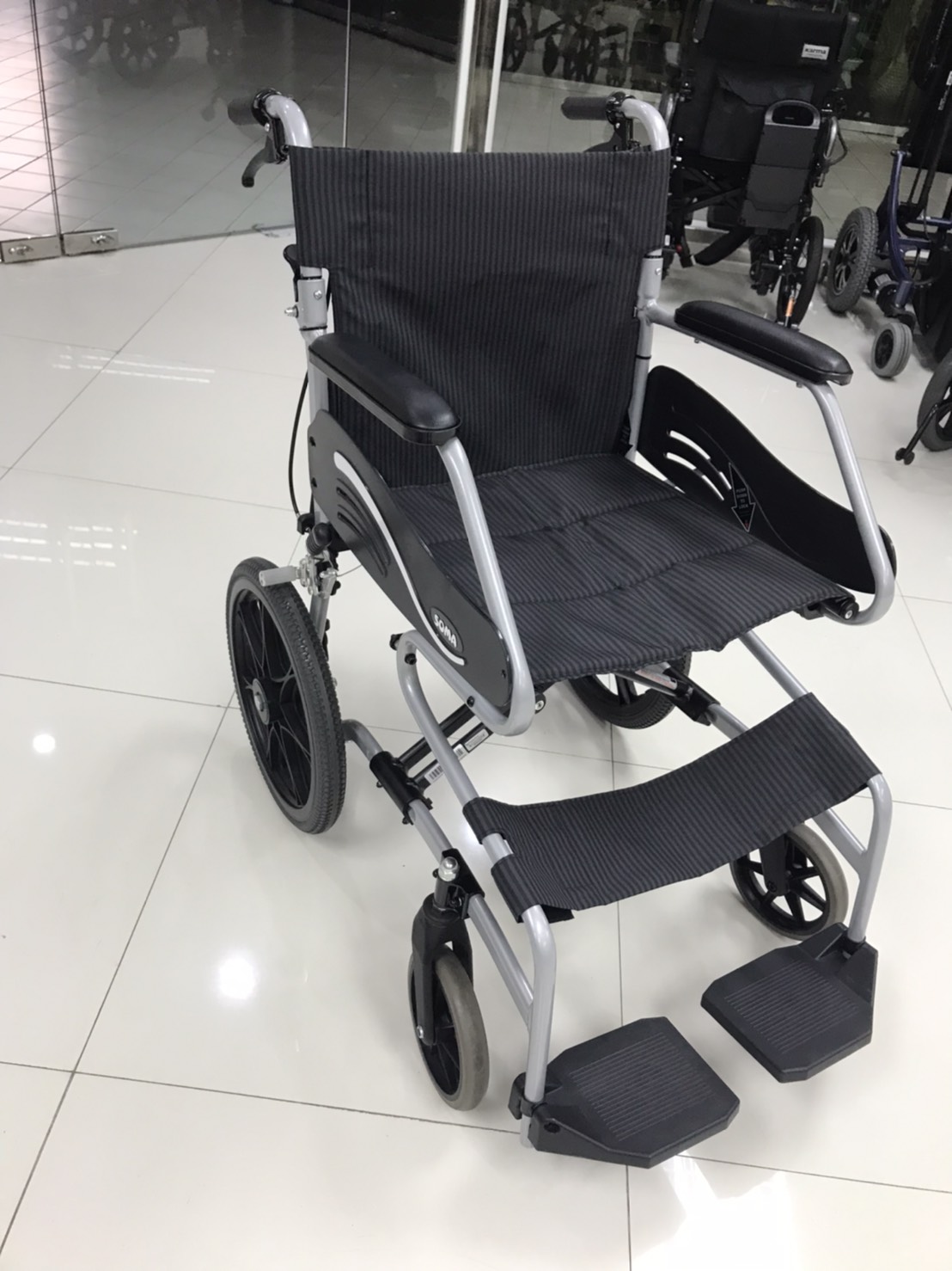 รถเข็นอลูมินัมอัลลอยด์โซม่า รุ่น SOMA 150.3 F16 (WheelChair SOMA 150.3 F16) ล้อหลังเล็ก เหมาะแก่การเดินทาง น้ำหนักเบา แข็งแรงทนทาน ของแท้ รับประกันศูนย์ไทย 1 ปี
