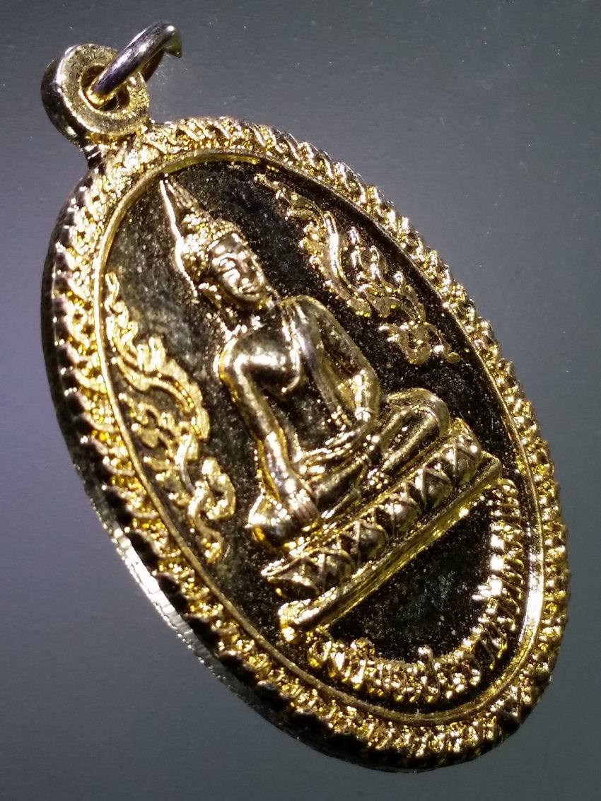 รหัสสินค้า เหรียญพระพุทธ 4071 เหรียญกะไหล่ทององค์พระประธาน วัดดวงแข รุ่นสร้างโบสถ์ ปี 2545