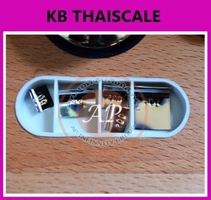 ชุดลูกตุ้มน้ำหนักสแตนเลส1กิโล พร้อมกล่องไม้บุกำมะหยี่ ที่คีบ ถุงมือ และผ้าเช็ดตุ้ม สำหรับสอบเทียบ เครื่องชั่งน้ำหนักดิจิตอลทุกชนิด สอบเทียบน้ำหนักชั่งไม่เกิน1กิโล (ใบเซอร์ฯ ISO 17025 สอบถามเพิ่มเติม)