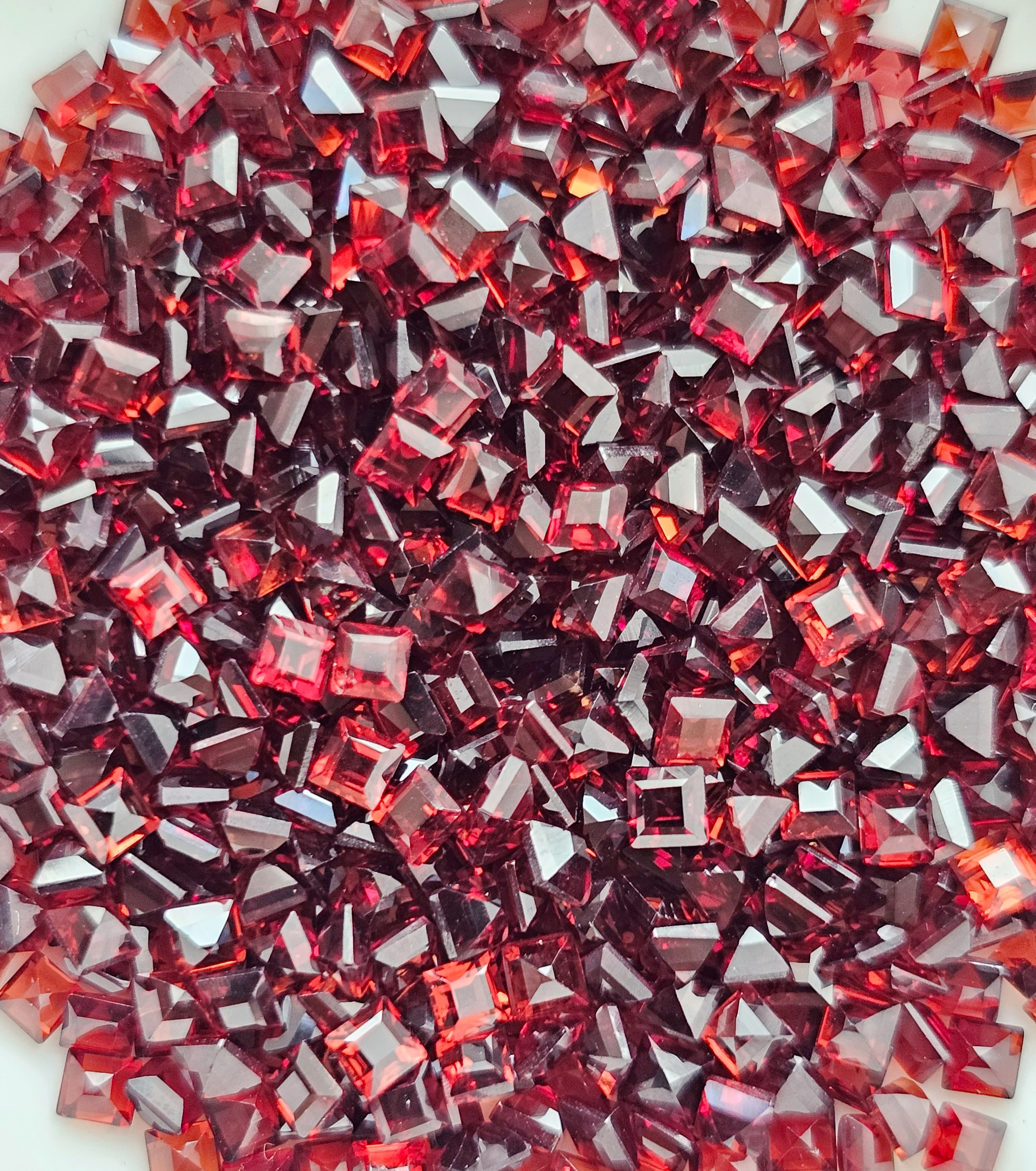 โกเมนสี่เหลี่ยม 2x2mm. 5 กะรัต