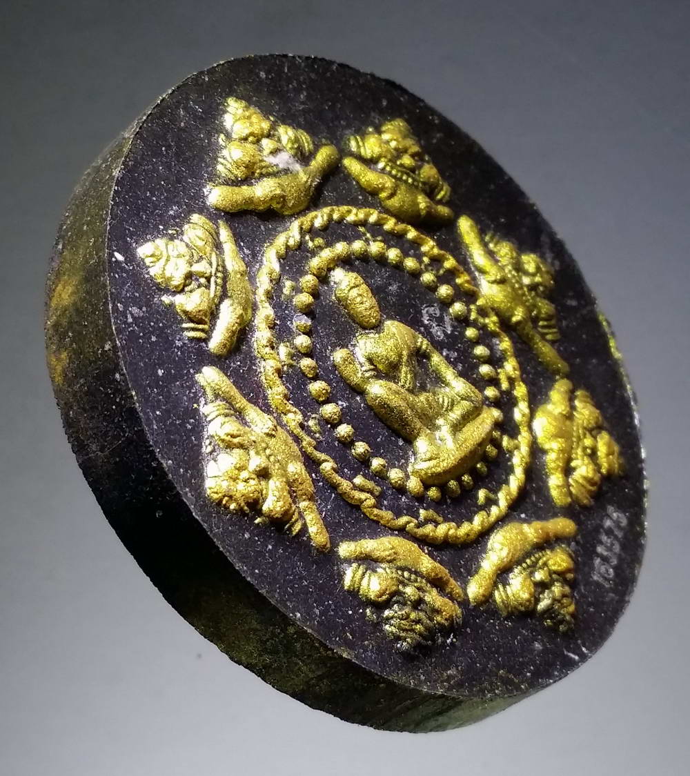 รหัสสินค้า จตุคามรามเทพ 108 จตุคามรามเทพ รุ่นนารายณ์แปลงรูป เนื้อว่านน้ำตาลทาทองบรอนซ์ หมายเลข 1 6 3 5 7 5 สร้างปี 2550 จตุคามรามเทพ รายการนี้ให้เช่าบูชาแล้ว