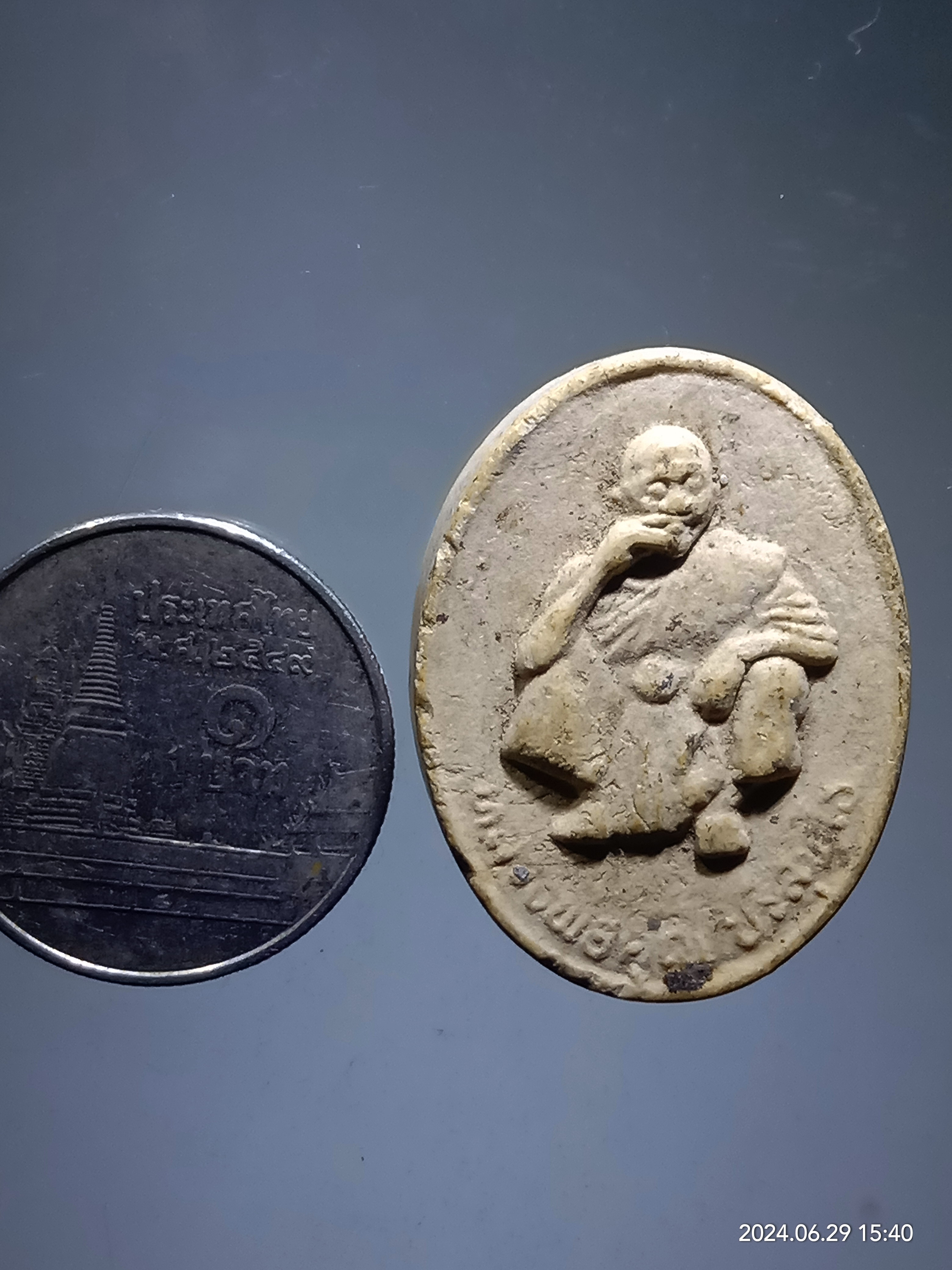 รหัสสินค้า พระเนื้อดิน เนื้อผง เนื้อว่าน 456 พระผง รูปเหมือนนั่งเอกลักษณ์ หลวงพ่อคูณ วัดบ้านไร่ อำเภอด่านขุนทด จังหวัดนครราชสีมา ไม่ทราบปีที่สร้าง