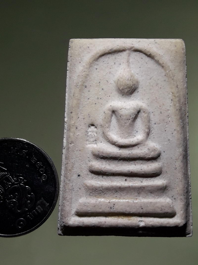 รหัสสินค้า พระสมเด็จ วัดต่างๆ 1319 พระสมเด็จ ด้านหลังปั๊มตรายางรูประฆัง แต่ปั๊มไม่ชัด ด้านหน้า กดโค๊ตรูประฆัง วัดระฆังโฆสิตาราม ไม่ทราบปีที่สร้าง