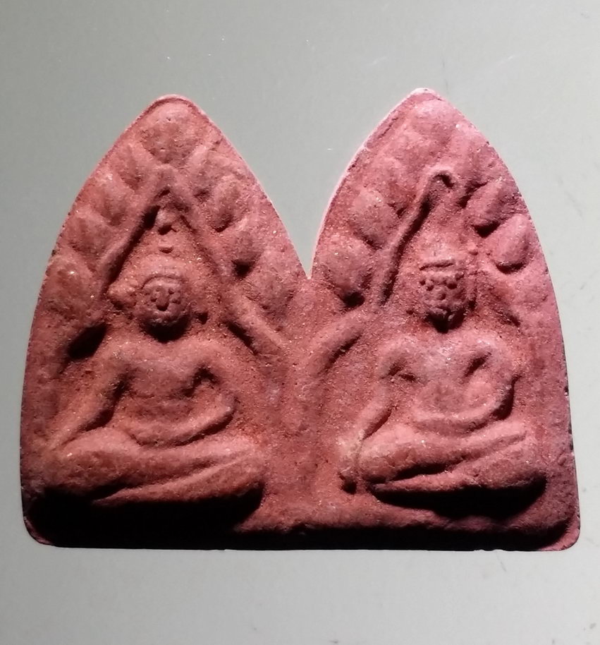 รหัสสินค้า พระเนื้อดิน เนื้อผง เนื้อว่าน 6086 พลายคู่เนื้อผง รุ่นอนุสรณ์ 430 ปี ประกาศเอกราชไทย กองทุน สามสมเด็จ จัดสร้างปี 2558 กดพิมพ์นำฤกษ์ ในพิธีปลุกเสก