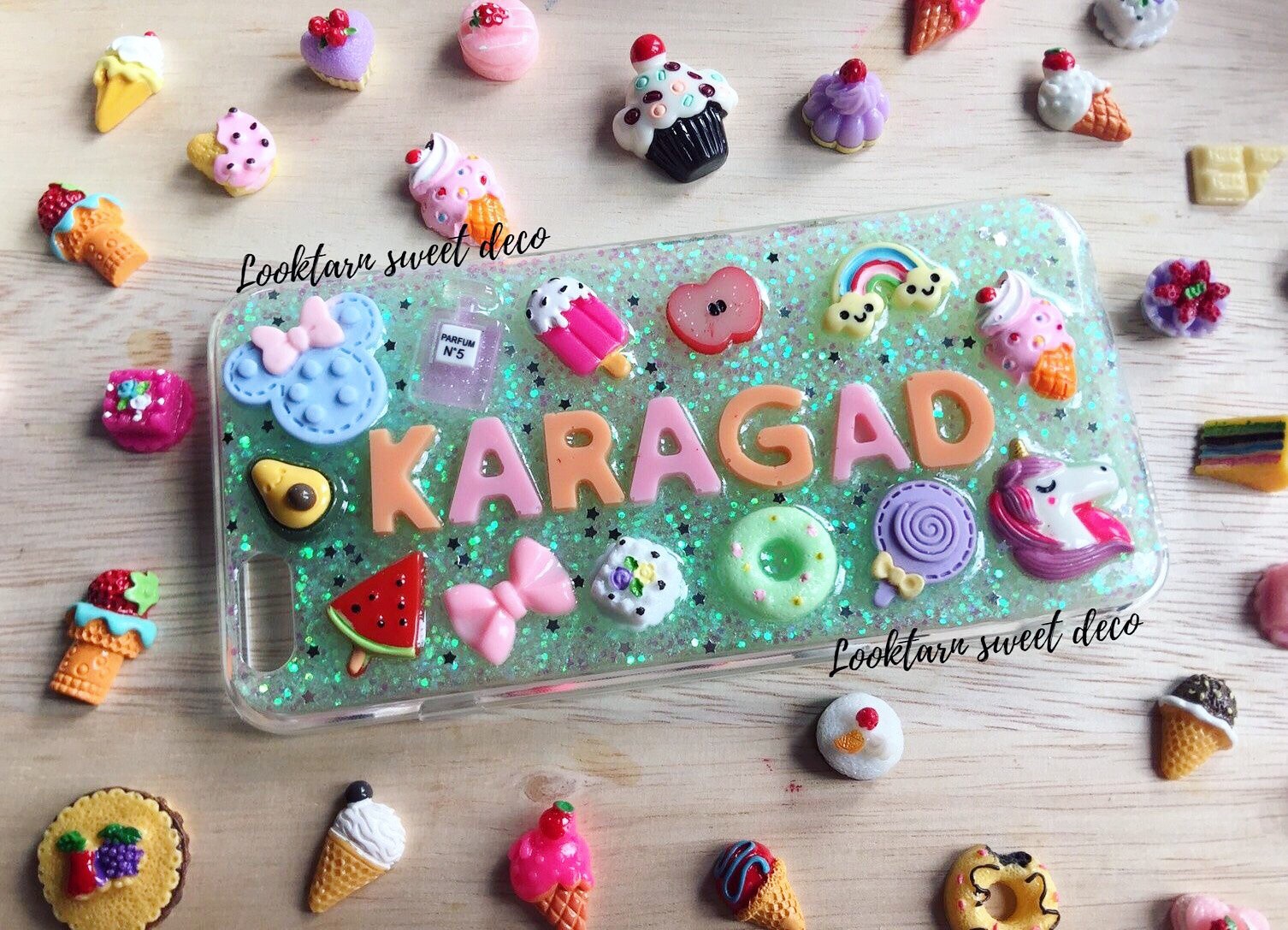 เคสกากเพชรสีเขียว อักษรสีส้ม ชมพู