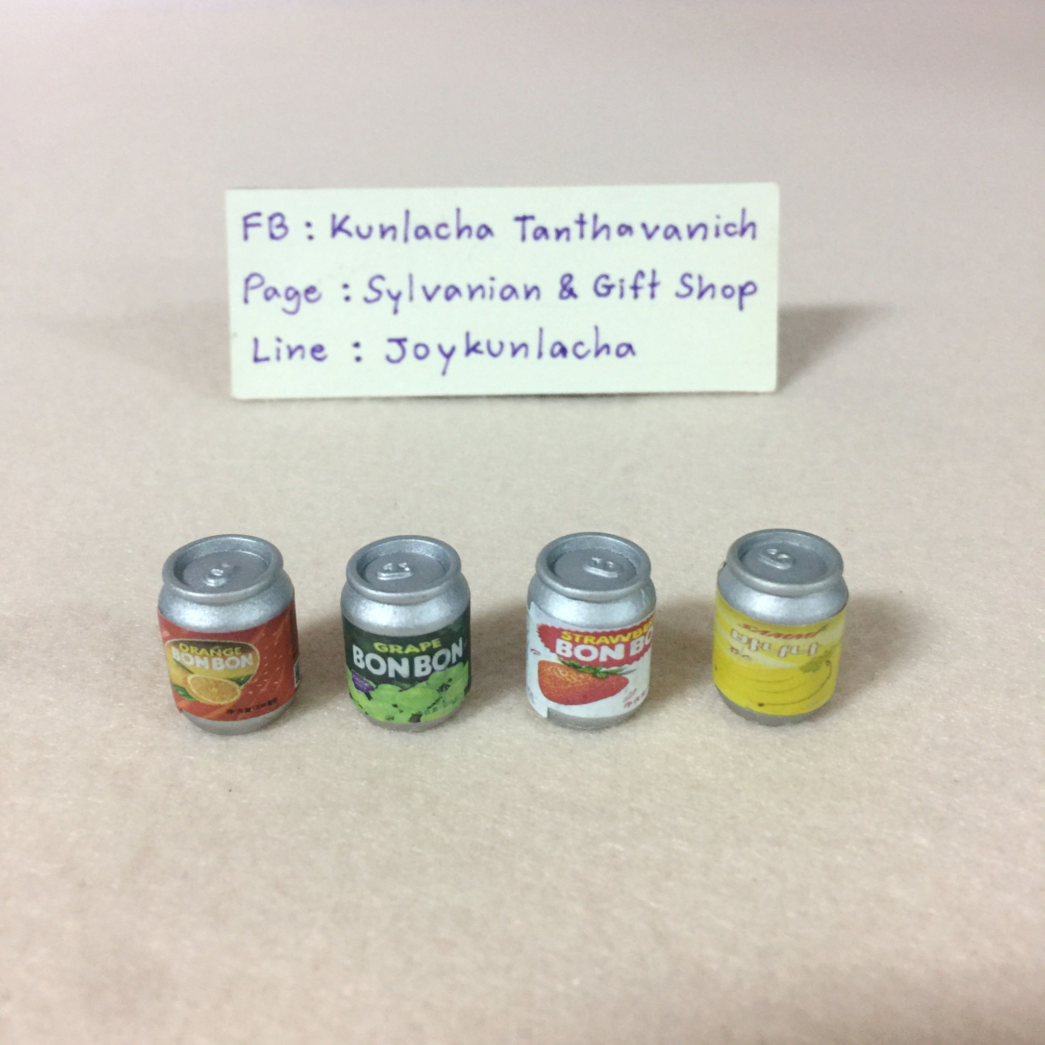 เครื่องดื่มน้ำผลไม้กระป๋องจิ๋ว 4 กระป๋อง ตกแต่งบ้านตุ๊กตา