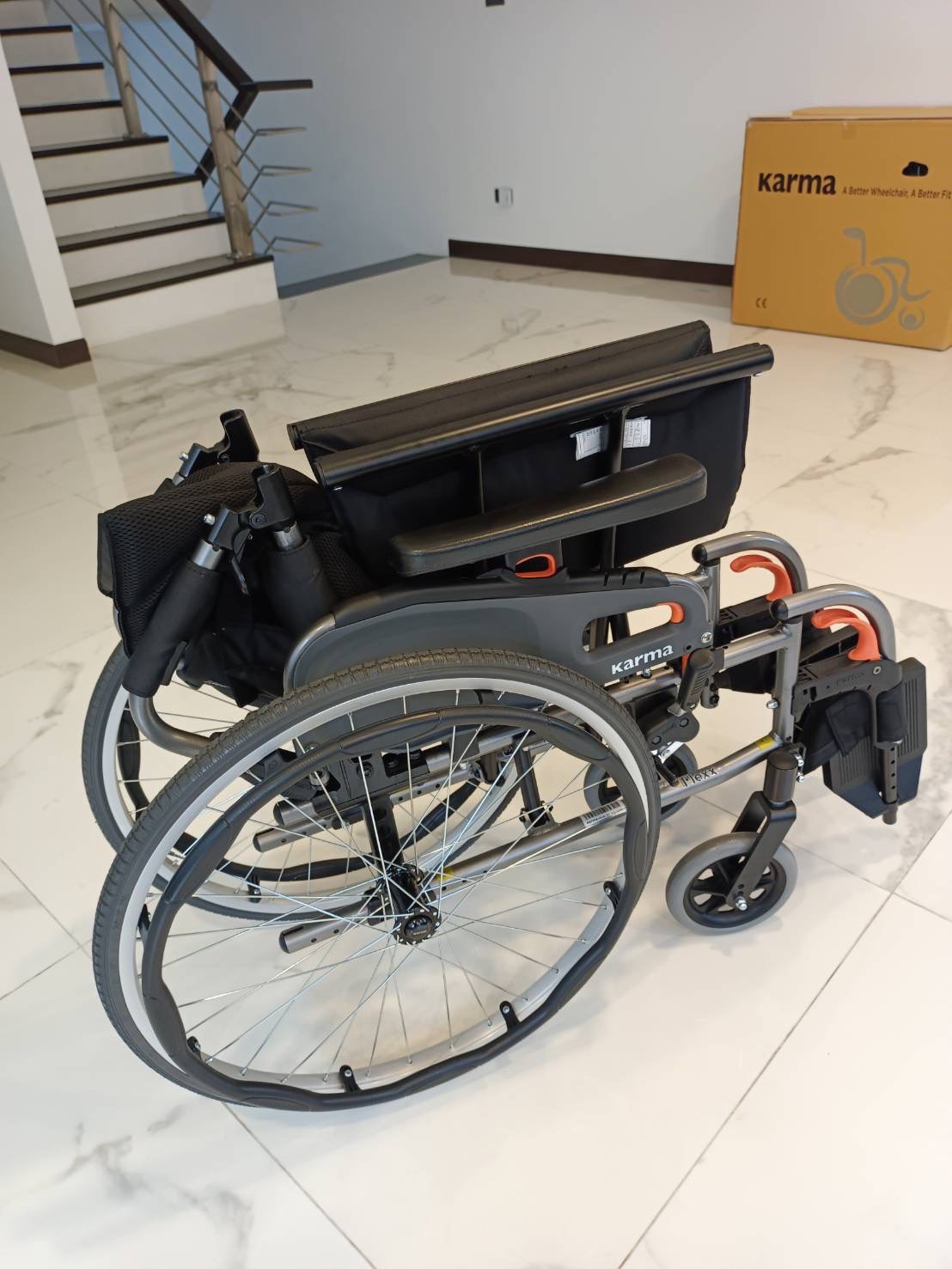 รถเข็นอลูมินัมอัลลอยด์คาร์ม่า ไซร้ใหญ่ Karma รุ่น FLEXX (KM-8522) เบาะกว้างพิเศษ 20 นิ้ว รองรับน้ำหนักสูงสุด 130 กิโลกรัม เหมาะสำหรับ คนมีรูปร่างใหญ่, คนที่มีน้ำหนักมาก, คนไซร์ฝรั่ง, สูง ใหญ่ ของแท้ รับประกันศูนย์ไทย 5 ปี