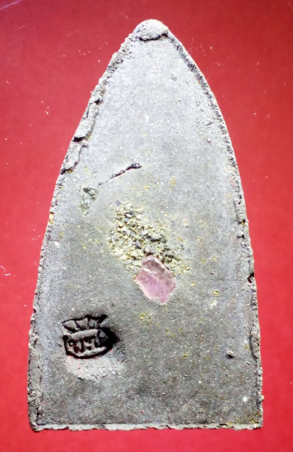 รหัสสินค้า หลวงปู่ทวด วัดต่างๆ 169 หลวงปู่ทวด ไม่ทราบวัด หลังเรียบ โรยเพชรหน้าทั่ง ฝังพลอย กดโค้ดเป็นรูปถุงเงิน ที่ถุงเงินมีตัวอักษร บ.ซ. พระรายการนี้ให้เช่าบูชาแล้ว