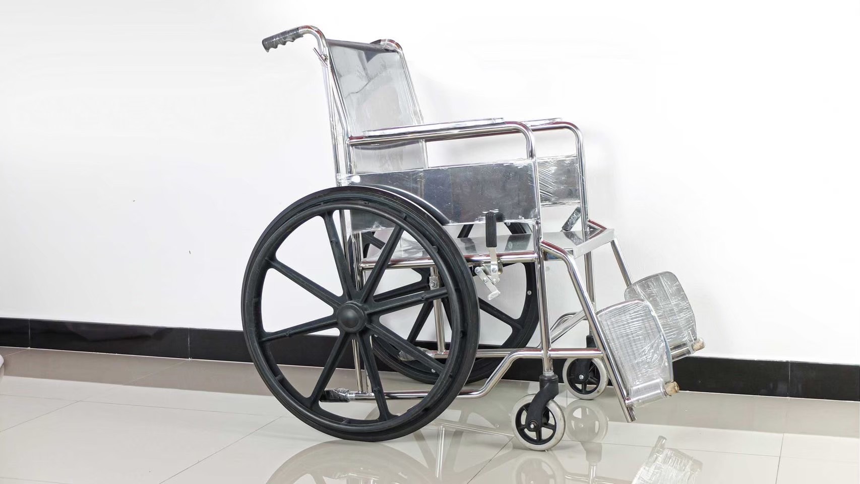 รถเข็นวีลแชร์ผู้ป่วยสแตนเลส รุ่น PS56(A) แบบพับไม่ได้ พร้อมเบาะรองนั่ง ล้อแม็กซ์