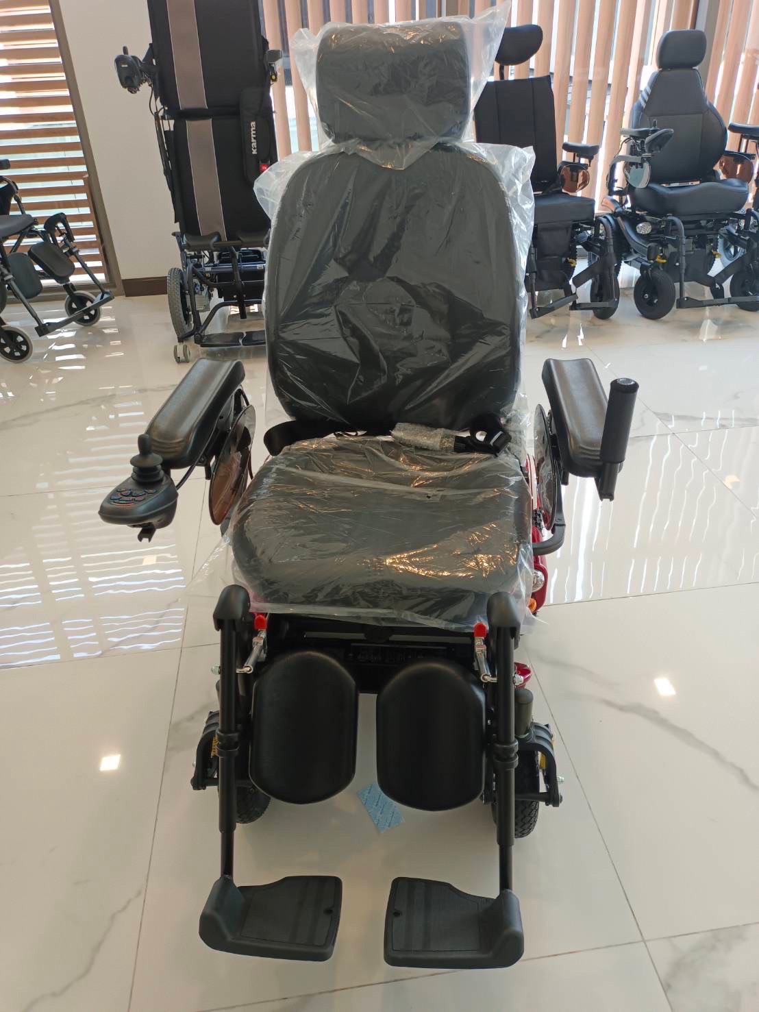 รถเข็นไฟฟ้าคาร์ม่า รุ่น Saber KP45.5 (Power WheelChair KARMA Saber KP45.5) สามารถปรับเอนนอนได้ด้วยระบบแมนนวล ของแท้ รับประกันศูนย์ไทย 5 ปี (รุ่น TOP)