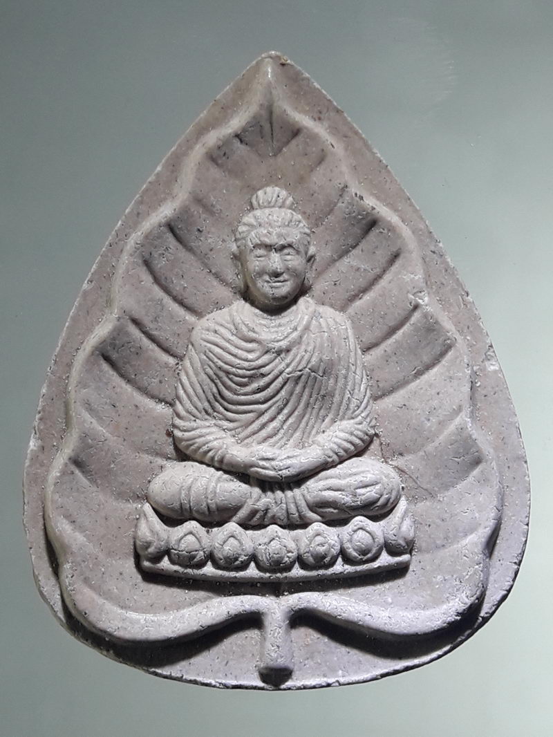 รหัสสินค้า พระเนื้อดิน ผง ว่าน 10422 พระพุทธเจ้ามหาศาสดาโลก เนื้อผงพิมพ์ใบโพธิ์ หลังยันต์น้ำเต้า ไม่ทราบที่