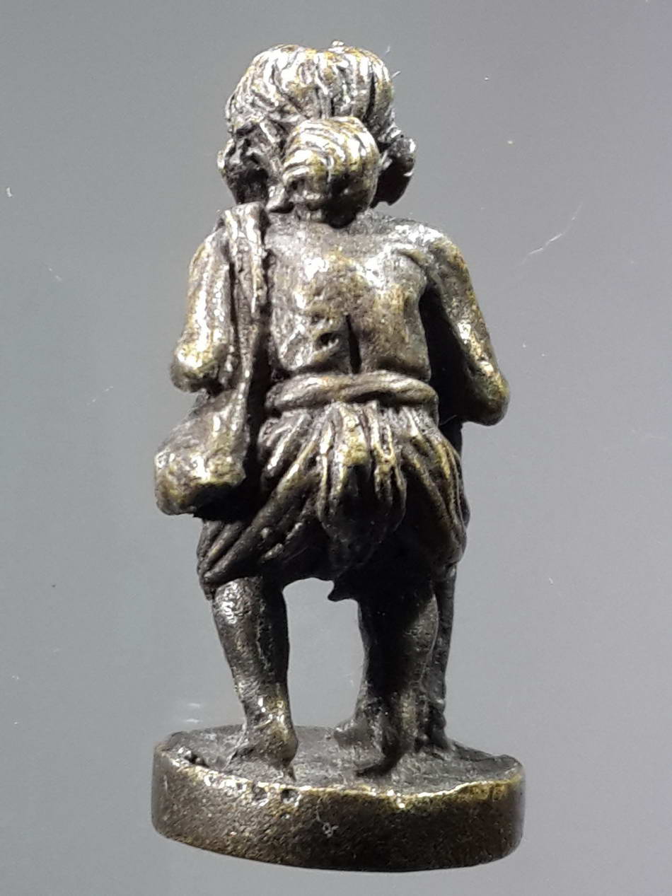 รหัสสินค้า พระกริ่ง พระหล่อ 232 รูปหล่อชูชก เนื้อทองเหลืองเก่า ไม่ทราบสำนัก ศิลปะสวยดี