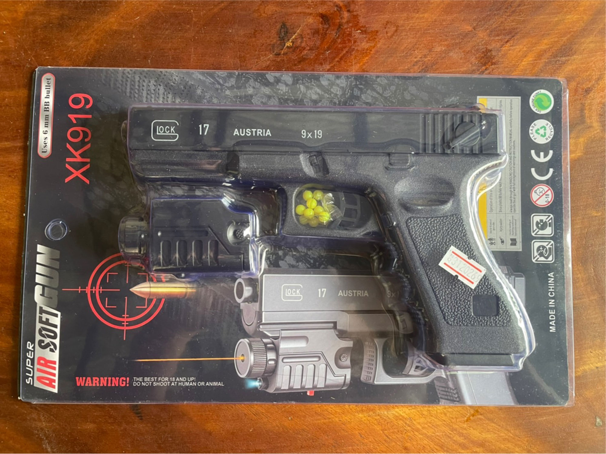 ปืนของเล่น ปืนพลาสติก ปืนอัดลมแบบพกสั้น ปืนพกสั้น ติดแสงเลเซอร์ ทรง GOCK 17 รุ่น XK919