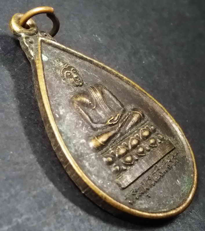 รหัสสินค้า เชียงใหม่ 005 เหรียญพระพุทธเฉลิมศิริราช วัดเจดีย์หลวง สร้างปี 2539 ที่ระลึกสมโภชเชียงใหม่ 700 ปี พระดีพิธีใหญ่เกจิ พระรายการนี้ให้เช่าบูชาแล้ว