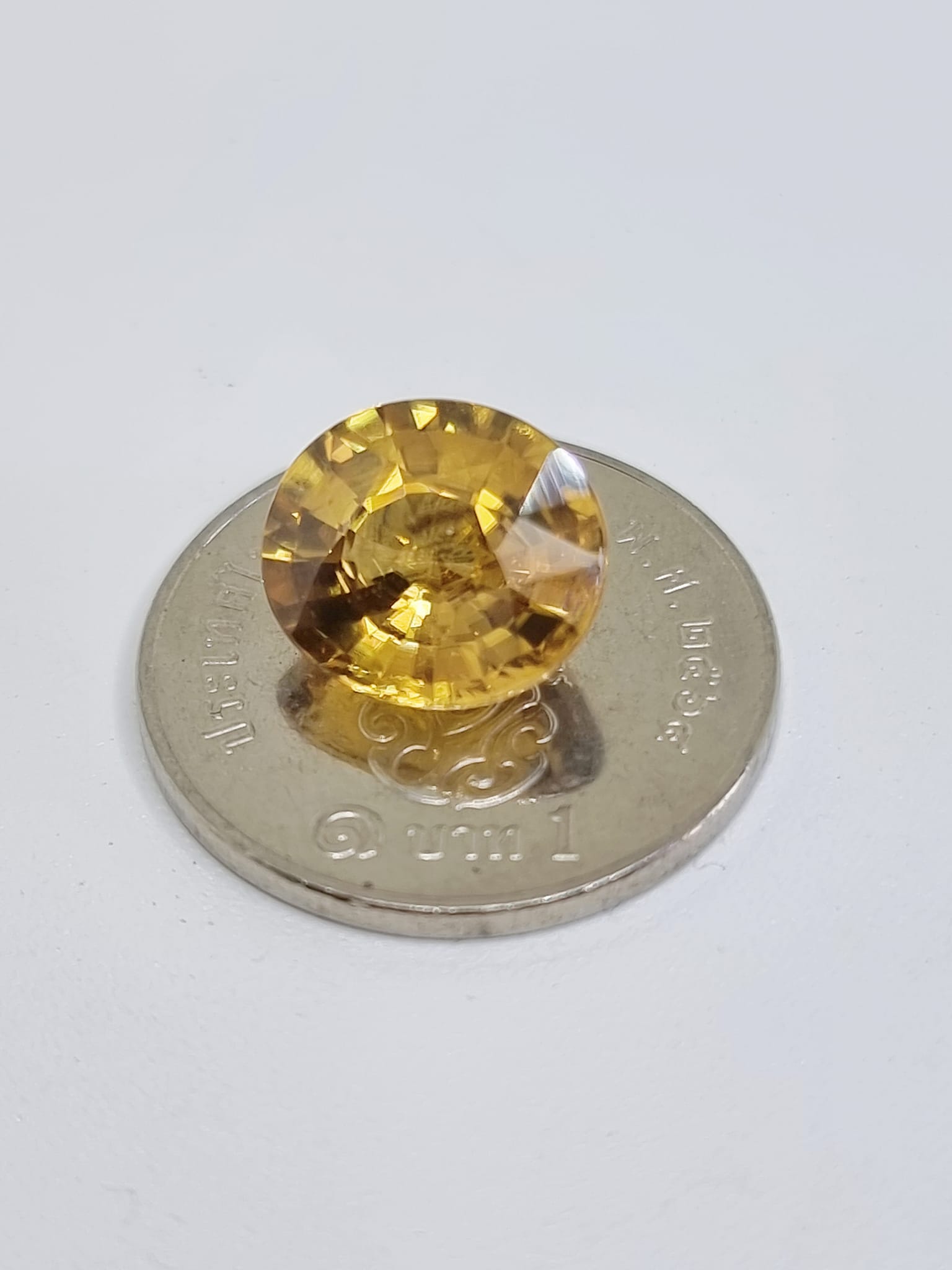 5.63กะรัต พลอยเพทายดิบ สีเหลืองทองสีคล้ายบุษราคัม 1 เม็ด