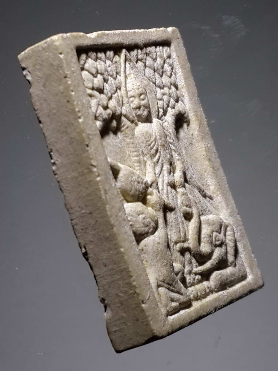 รหัสสินค้า พระไม่ทราบที่ 381 พระพุทธเนื้อผง ปางป่าเลไลย์ หลังยันต์ห้า ด้านหลังมีชื่อย่อวัด ว.ต. ไม่ทราบที่